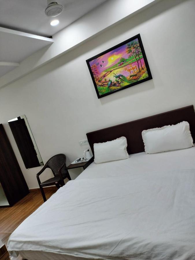 Hotel Satkar International Chhindwāra Exteriör bild
