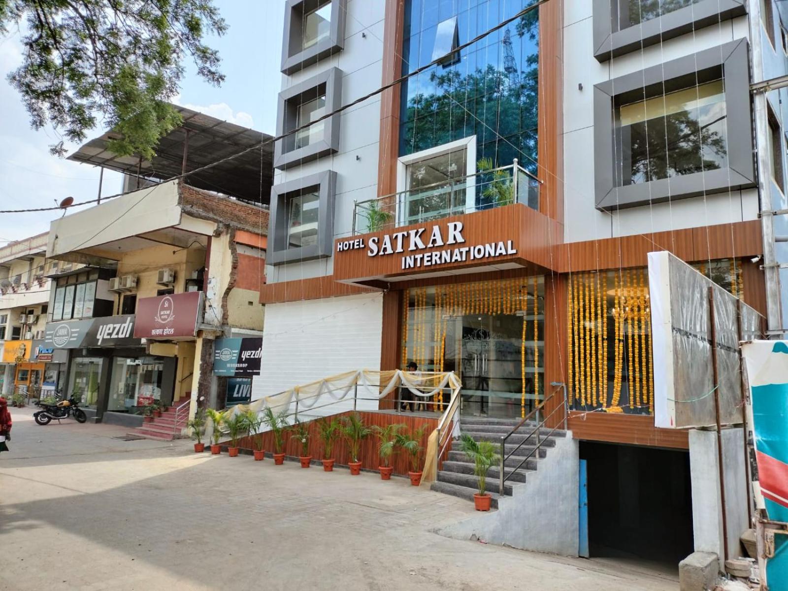 Hotel Satkar International Chhindwāra Exteriör bild