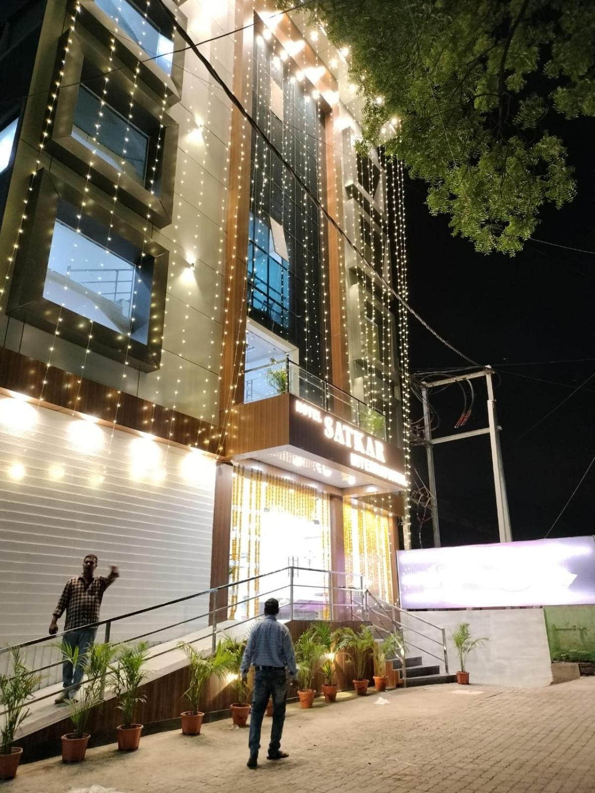 Hotel Satkar International Chhindwāra Exteriör bild
