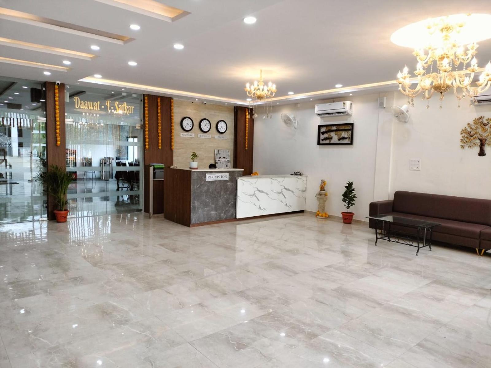 Hotel Satkar International Chhindwāra Exteriör bild