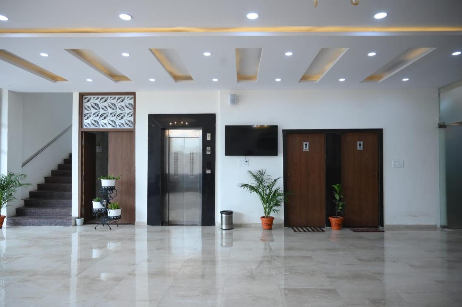 Hotel Satkar International Chhindwāra Exteriör bild